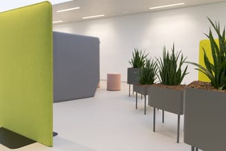Moderne kantoorruimte met groen akoestische scherm, grijze poef, roze zitpuf, grijze plantenbakken met groen loof en gele ako