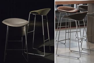 Moderne barkrukken met schaalvormige zittingen in wit en zwart, metalen poten, enkele tegen donkere achtergrond, andere in ka