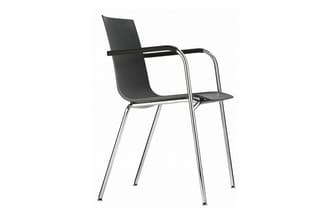 Zwarte stoel met armleuningen en aluminium frame op vier poten, minimalistische kantoorstijl.