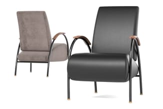 Twee relaxstoelen met metalen frame en houten armleuningen. Linkerstoel in taupe stof, rechterstoel in zwart leer met cilinde