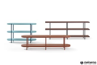 Drie modern design kasten met gebogen vormen in turquoise en bruin hout met metalen frames, gerangschikt in verschillende hoo