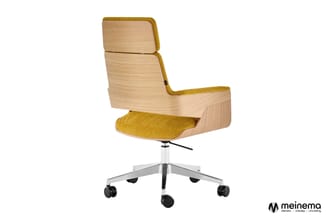 Ergonomische bureaustoel met houten rug en gele stofzitting, zwenkvoet met wielen, messing-gekleurde afwerking.