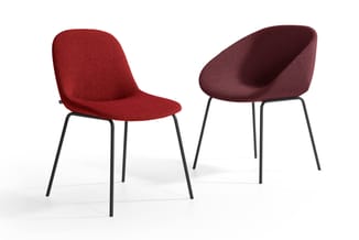 Twee moderne stoelen met zwart metalen poten, links rood en rechts donkerrood/bordeaux gekleurde stofbekleding.