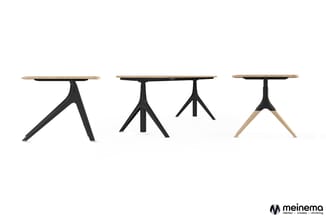 Vier ronde tafelmodellen met houten bladen en zwarte of houten poten in verschillende vormen. Meinema-logo rechtsonder.