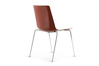 Rode kunststof stoel met chromen poten, minimalistisch design, frontaal gepositioneerd tegen witte achtergrond.