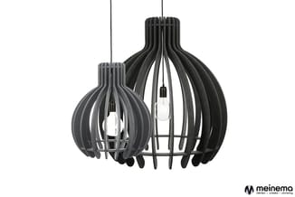 Twee hangende designlampen met geribbelde zwarte kunststof lampenkappen in bol- en peervorm, elk met zichtbare gloeilamp.