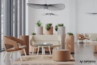 Modern lounge ruimte met crème sofa, cognackleurige stoelen, ronde poef, houten plantenbakken met groen, hangende draadluchte