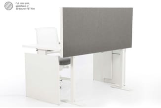Werkplek met wit bureau, grijze akoestische scheidingswand van PET Felt en witte bureaustoel, full color print.