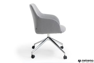 Grijze bureaustoel met wielen, aluminium onderstel, ergonomische zitting en rugleuning, kantoorvoet, meinema logo.