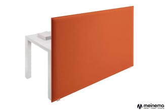 Oranje akoestische paneel aan wit frame bevestigd, vrijstaand geplaatst.