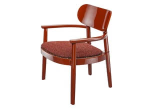Rode houten stoel met armleuningen, gestoffeerde zitting in rood-bruin weefsel en gebogen houten rugleuning.