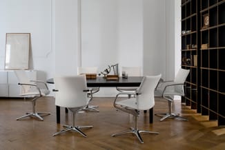 Modern kantoor met zwarte vergadertafel, vier witte draaistoelen met chromen onderstel, zwarte wandkast met houten vakken, ho