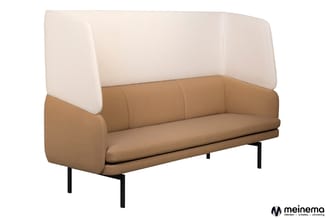 Moderne hoekbank met beige bekleding en wit gestoffeerde rugkussens, zwarte metalen poten, voor kantoorruimtes.