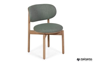 Houten stoel met groen gestoffeerde zitting en gebogen rugleuning tegen witte achtergrond.
