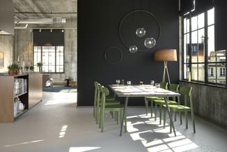 Modern kantoorpand met lichte tafel, groene stoelen, zwarte accent-wand, hangende glazen lampen en grote raampartijen.