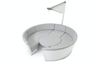Ronde grijze loungeset met gebogen zitgedeelte, centrale tafel en overhead schermapparaat voor kantoor.