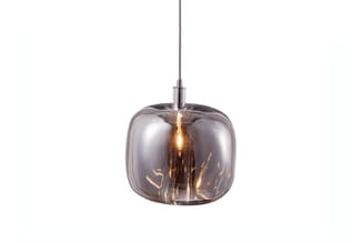 Hangende pendellamp met gerookt glas in afgeronde kubusvorm en metalen bevestiging, verlicht tegen witte achtergrond.