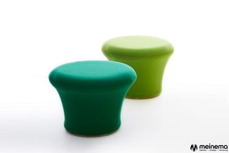 Twee poefjes met bolvormig design in groen en lichtgroen, gemaakt van geweven stof op een witte achtergrond.