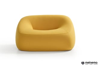 Gele ronde fauteuil met afgeronde vormen en diepe zitting, geüpholsterd, tegen witte achtergrond.