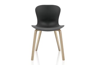 Moderne stoel met zwart gebogen kunststof zitting en naturel houten poten, frontaanzicht.