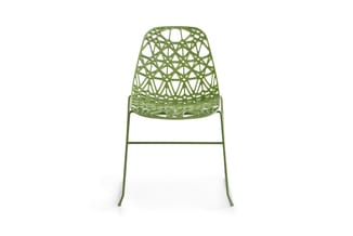 Groene kunststof stoel met geometrisch netwerkpatroon, metalen onderstel, frontaanzicht op witte achtergrond.