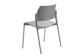 Grijze kunststof stoel met perforeerde rugleuning, zitting en metalen frame, zijkant weergegeven tegen witte achtergrond.