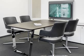 Renz Tune complete vergaderopstelling met rechthoekige design tafel in chroom en hout, inclusief luxe zwarte stoelen