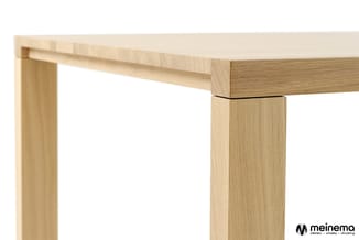 Houten vergadertafel met licht eiken blad en vierkante poten, detail van tafelblad en pootaansluiting.