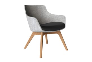 Moderne stoel met lichtgrijze en donkergrijze gestoffeerde zitting, houten poten in natuurlijke houtkleur, ergonomisch gevorm