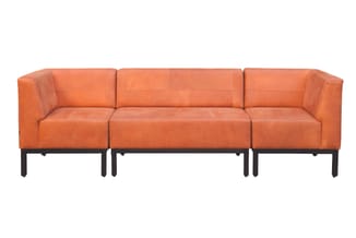 Driedelige oranje leren zitbank met zwarte houten poten, modulair ontwerp, frontaanzicht.