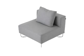 Grijze modulaire zitbank met armleuning, rugleuning en kussen, op metalen poten, tegen witte achtergrond.