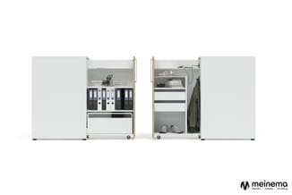 Twee witte kastjes met houten handgrepen, beide op wielen. Links: gesloten deur en open gedeelte met ordners en bureauaccesso