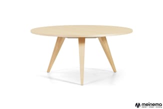 Ronde tafel met licht houten blad en vier schuine houten poten, modern minimalistisch design.