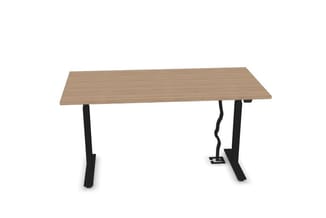 Elektrisch verstelbaar bureau met trapeziumvormig houten tafelblad in lichte houtkleur en zwart onderstel.