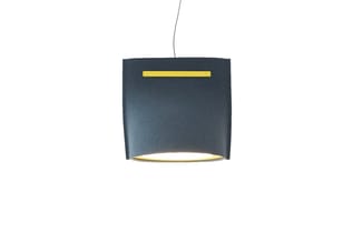 Hangende LED-pendel met donkergrijs/blauwgrijs gebogen metalen kap en gele accenten aan voor- en onderkant.