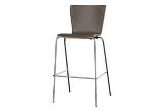 Barkruk met grijze gestoffeerde zitting, houten rug, metalen frame en voetsteun op witte achtergrond.