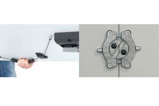 Installatie van kastdeur met metalen sluitmechanisme en schroeven op grijze kasten.