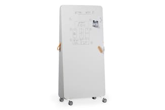 Mobiel whiteboard op wieltjes met grijze zijkanten, wit schrijfvlak met schets en foto, houten handvaten, tekst "ACTIONS WEEK