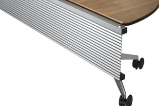 Vergadertafel met houten blad en aluminium onderstel met wielen, detail van poot en verstelbare bovenkant.