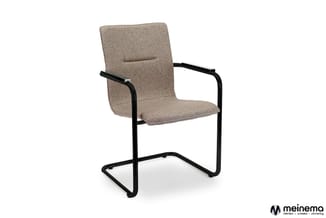 Grijsbeige stoel met armleuningen op zwart metalen sled-onderstel, kant-en-klaar gepositioneerd.