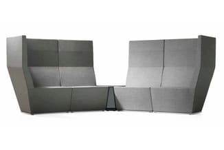 Modulaire akoestische zithoeken in grijstinten met hoge ruggen en centrale scheidingspanelen voor kantoorruimtes.