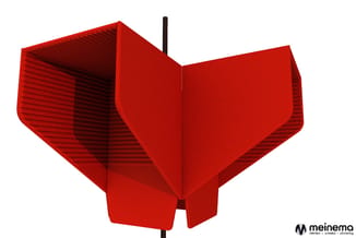 Rode akoestische panelen met lamellenstructuur, opgesteld in U-vorm met zwarte paal, voor geluidisolatie.