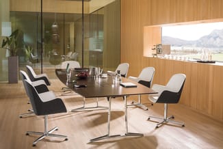 Moderne vergaderruimte met zwart rechthoekige tafel en zes zwart-witte stoelen met chromen poten, houten wanden, grote ramen