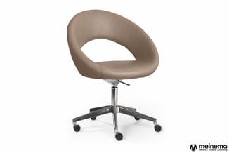 Artifort Nina stoel met warm taupe bekleding, chromen onderstel en wielen