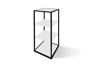 Smalle boekenkast met zwart stalen frame en twee grijze legplanken, vooraanzicht in perspectief.