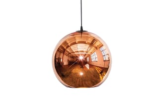 Koperen hanglamp met spiegelende bolronde vorm, hangend aan zwart snoer tegen witte achtergrond.