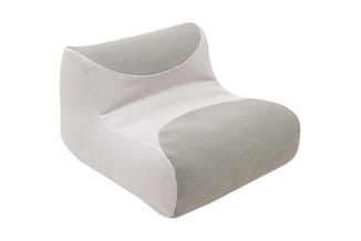 Modulaire zitpuf in wit en grijs textiel met afgeronde vormen en ergonomisch design voor kantoorinrichting.