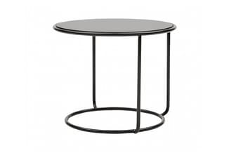 Ronde bijzettafel met grijs tafelblad en zwart metalen frame met voetring, vrijstaand tegen witte achtergrond.