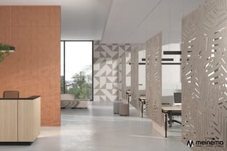 Modern kantoorinterieur met terracotta wandpanelen, houten bureaus, beige akoestische schermen en grote ramen met uitzicht.