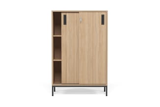 Houten kast met schuifdeuren, open vakken aan zijkant, zwarte metalen poten, natuurlijke houtkleur.